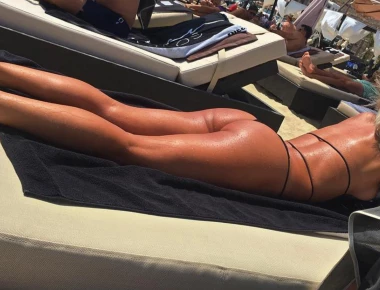 Ασημίνα Ιγγλέζου: Συνεχίζει να προκαλεί στη Μύκονο - Αισθησιακά παιχνίδια με παγάκια! (βίντεο)